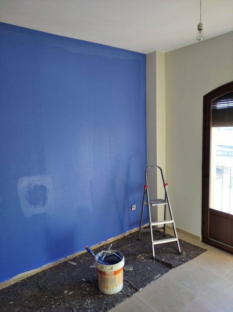 Aplicación de pintura en pared